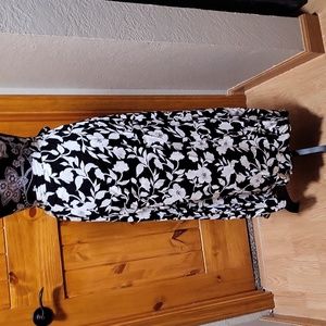 EUC Black and white floral "mock wrap" skirt. XL